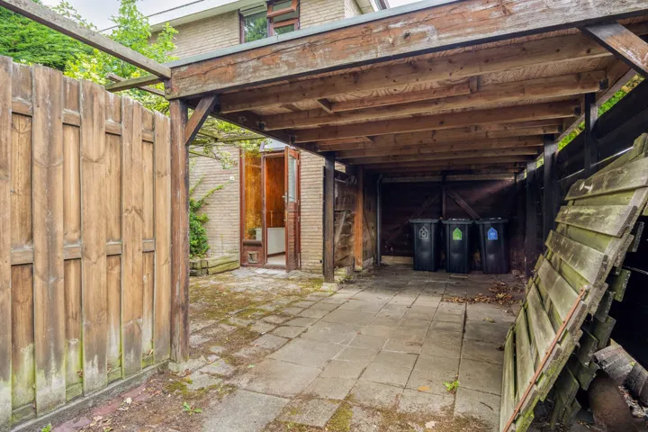 Carport achter op het perceel