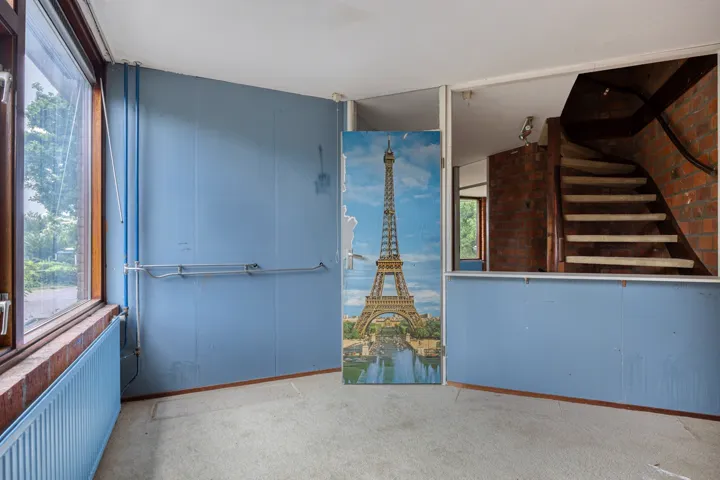 Slaapkamer met raam en vaste kasten